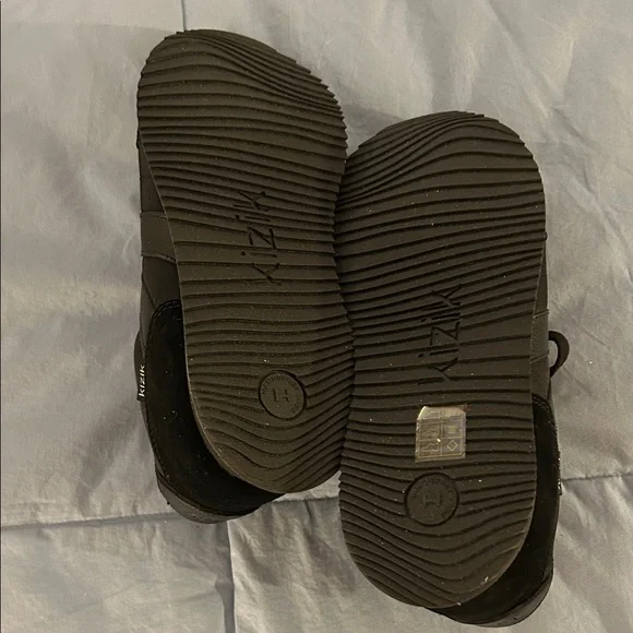 Kizik Women's Black Sneakers - Picture 2 of 5